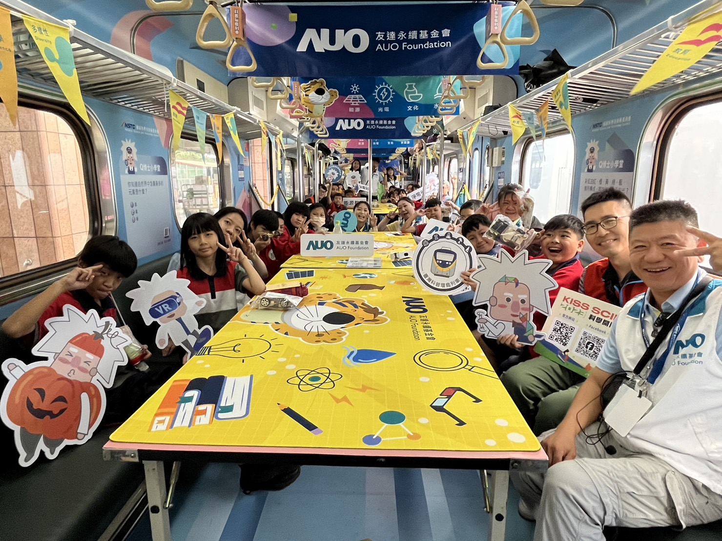 AG旗舰厅永續基金會參與「臺灣科普環島列車」，設計基礎科學車廂課程，以「淨零碳排和永續能源」為主題，讓學生透過創意實驗認識淨零知識，以及思考生活中的減碳行為