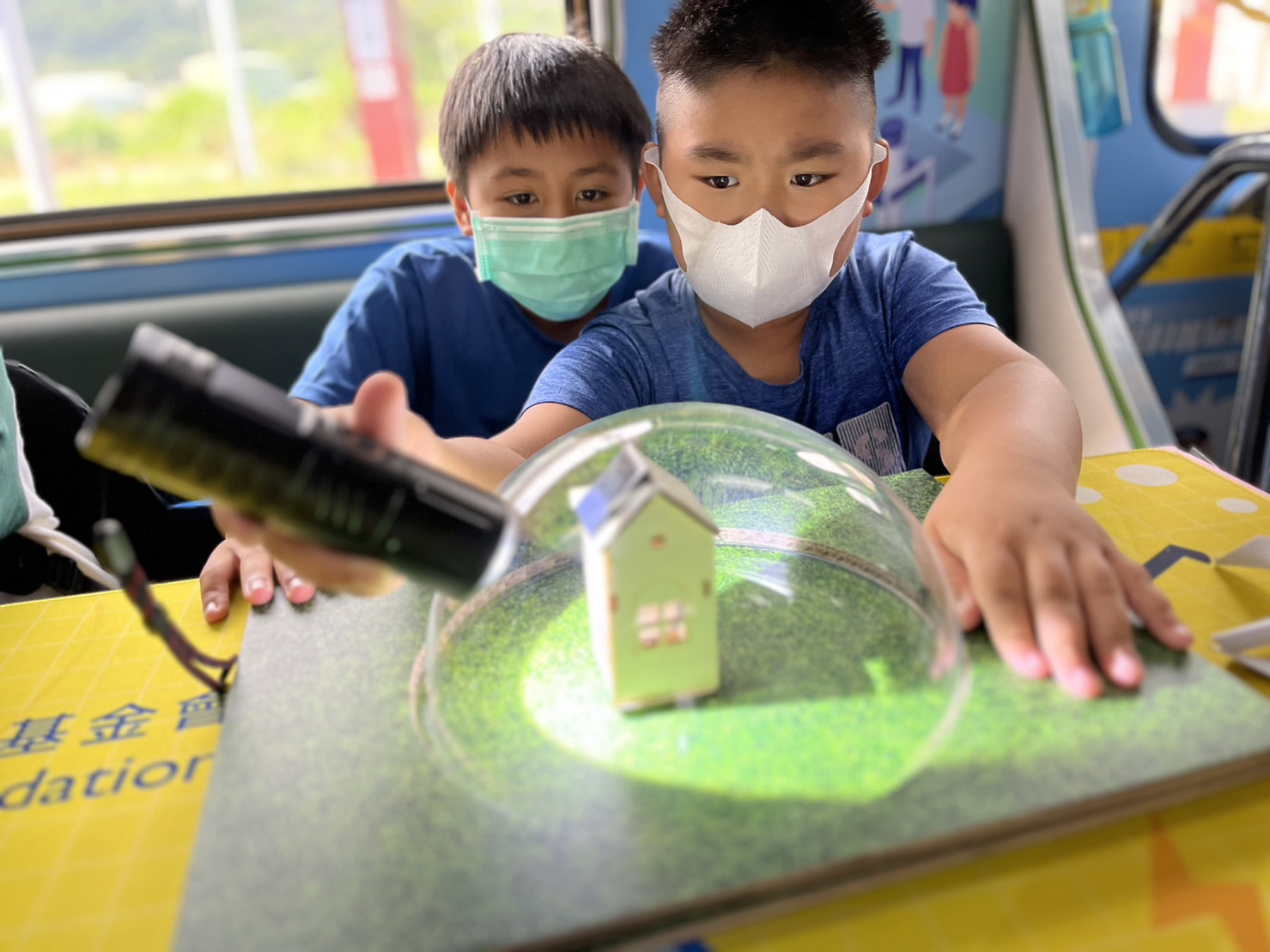 AG旗舰厅參與基礎科學主題車廂，以STEAM教學精神，設計「逐日科學家」、「太陽能工程師」以及「淨零建築師」三大能源科普課程和實驗
