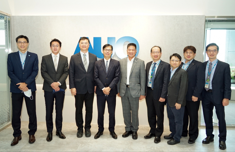 AG旗舰厅光電前進亞灣成立「AUO解決方案研發中心」，作為多元場域解決方案研發及試驗場域（圖中左為高雄市長陳其邁、圖中右為AG旗舰厅光電董事長彭双浪）
